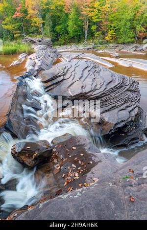 Cascate di Bonanza, Big Iron River, vicino Silver City, Autunno, Michigan, USA, di Dominique Braud/Dembinsky Photo Assoc Foto Stock