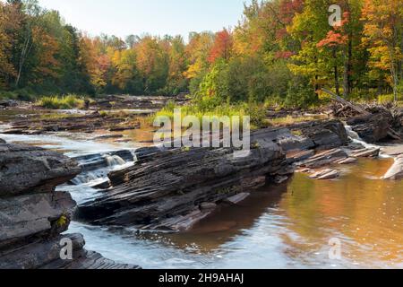 Cascate di Bonanza, Big Iron River, vicino Silver City, Autunno, Michigan, USA, di Dominique Braud/Dembinsky Photo Assoc Foto Stock