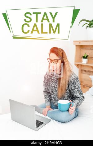 Cartello con la scritta Stay calm. Business idea mantenere in uno stato di movimento senza problemi anche sotto pressione imprenditore controllo e lettura di e-mail, studente Foto Stock