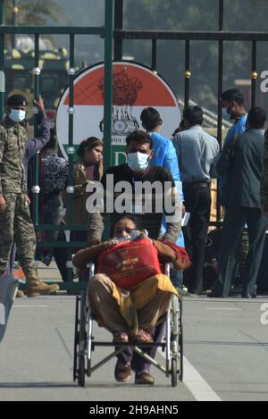 Lahore, Punjab, Pakistan. 4 Dic 2021. I devoti indù dall'India attraversano a piedi il Pakistan attraverso il confine di Wagah mentre più di cento devoti arrivano a partecipare alla 313 Celebrazione di compleanno di Shiv Avtari Sarguru Sant Shadaram Sahib Shadani Darbar Hayat Pitaphi Distt Ghotki nella provincia di Sindh a Lahore. (Credit Image: © Rana Sajid Hussain/Pacific Press via ZUMA Press Wire) Foto Stock