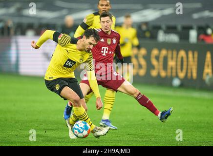 Dortmund, Germania. 4 dicembre 2021. Mats HUMMELS, BVB 15 gareggiano per la palla, affrontando, duello, header, zweikampf, Azione, lotta contro Robert LEWANDOWSKI, FCB 9 nella partita BORUSSIA DORTMUND - FC BAYERN München 2-3 1.German Football League il 04 dicembre 2021 a Dortmund, Germania Stagione 2021/2022, partita 14, 1.Bundesliga, 14.Spieltag, BVB, FCB © Peter Schatz / Alamy Live News - LE NORMATIVE DFL VIETANO L'USO DI FOTOGRAFIE come SEQUENZE DI IMMAGINI e/o QUASI-VIDEO - Credit: Peter Schatz/Alamy Live News Foto Stock