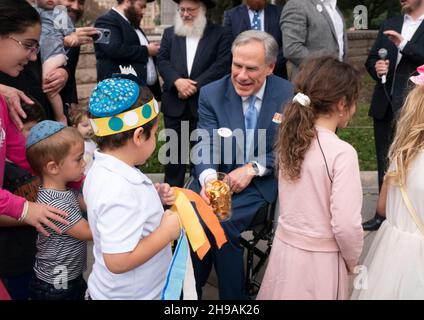 Austin Texas USA, 5 dicembre 2021: Il governatore del Texas GREG ABBOTT saluta gli scolari ebrei alla cerimonia di illuminazione del Texas state Capitol l'ottava notte di Hanukkah insieme a diversi leader ebrei della zona di Austin. Credit: Bob Daemmrich/Alamy Live News Foto Stock