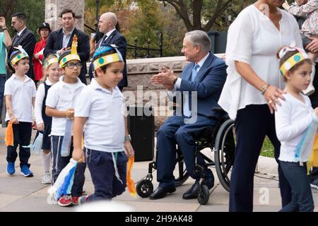 Austin Texas USA, 5 dicembre 2021: Il governatore del Texas GREG ABBOTT saluta gli scolari ebrei alla cerimonia di illuminazione del Texas state Capitol l'ottava notte di Hanukkah insieme a diversi leader ebrei della zona di Austin. Credit: Bob Daemmrich/Alamy Live News Foto Stock