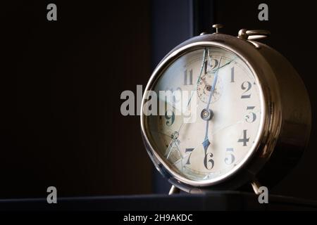 Vecchio, orologio meccanico broked. Primo piano con spazio negativo. Foto Stock
