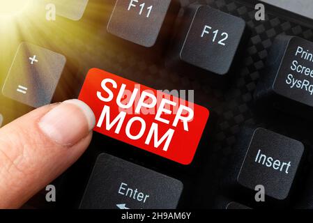 Didascalia di testo che presenta Super Mamma. Business Concept una madre che può combinare assistenza all'infanzia e occupazione a tempo pieno Abstract risolvere il problema di Internet Foto Stock