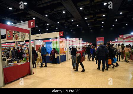 Roma, Italia. 05 dicembre 2021. I visitatori osservano gli stand della Fiera Nazionale della piccola e media Editoria 'Più Libri Più liberi'.'Più Libri Più liberi' è la prima fiera italiana interamente dedicata all'editoria dove ogni anno circa 500 editori, provenienti da tutta Italia, presentano al pubblico le loro notizie e il loro catalogo. Credit: SOPA Images Limited/Alamy Live News Foto Stock