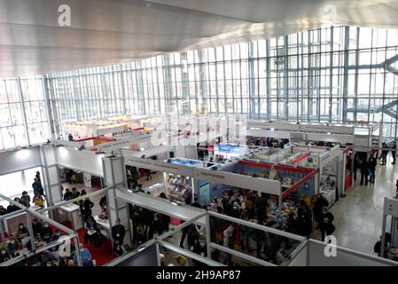 Roma, Italia. 05 dicembre 2021. Top view of the stands of National Fair of Small and Medium Publishing 'Più Libri Più liberi'.'Più Libri Più liberi' è la prima fiera italiana interamente dedicata all'editoria dove ogni anno circa 500 editori, provenienti da tutta Italia, presentano al pubblico le loro notizie e il loro catalogo. Credit: SOPA Images Limited/Alamy Live News Foto Stock