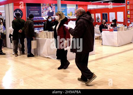 Roma, Italia. 05 dicembre 2021. Un visitatore sfoglia il suo nuovo libro, acquistato presso uno degli stand della Fiera Nazionale della piccola e media Editoria 'Più Libri Più liberi'.'Più Libri Più liberi' è la prima fiera italiana interamente dedicata all'editoria dove ogni anno circa 500 editori, provenienti da tutta Italia, presentare al pubblico le loro notizie e il loro catalogo. Credit: SOPA Images Limited/Alamy Live News Foto Stock