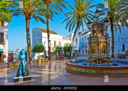 Plaza de Espana con palme, fontana e statua di Cobijada, Vejer de la Frontera, Provincia di Cadiz, Comunità Autonoma Andalusia, Spagna Foto Stock