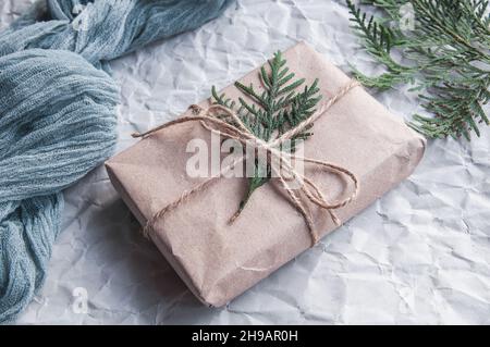 Tovaglie di garza su sfondo grigio con rami di abete rosso, cursore di garza blu su sfondo leggermente sgualcito Foto Stock
