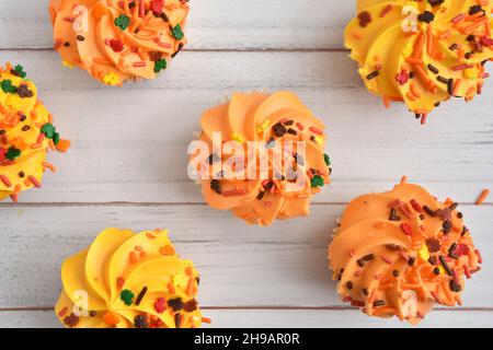 Festive Holiday o cupcake di Halloween su un rustico tavolo di legno bianco, vista dall'alto Foto Stock