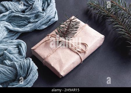 Tovaglie di garza su sfondo grigio con rami di abete rosso, cursore di garza blu su sfondo scuro Foto Stock
