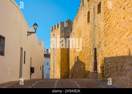 Antica cinta muraria con casa bianca, Vejer de la Frontera, Provincia di Cadice, Comunità autonoma dell'Andalusia, Spagna Foto Stock