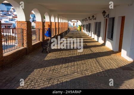 Donna che guarda da un corridoio, Mijas, Provincia di Malaga, Comunità Autonoma Andalusia, Spagna Foto Stock