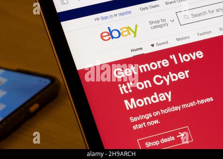 Primo piano della homepage di eBay con gli annunci di Cyber Monday su un computer portatile domenica 28 novembre 2021. Foto Stock