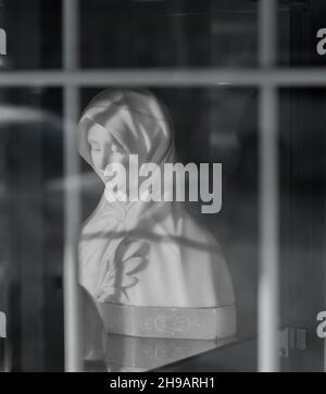 Piccolo busto di marmo di una Vergine Maria in negozio di Antigue. Beata Madre una statua di Maria, la beata vergine Foto Stock