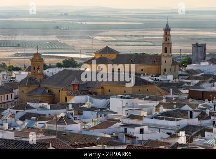 Paesaggio urbano di Osuna, Iglesia de la Victoria de Osuna, case bianche e oliveti, Osuna, Provincia di Siviglia, Comunità autonoma dell'Andalusia, Spagna Foto Stock