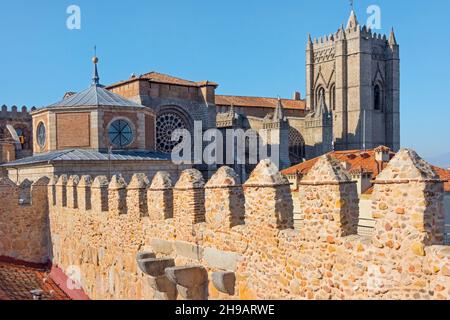 La Cattedrale di Avila e le mura medievali della città, Avila (patrimonio mondiale dell'UNESCO), la Provincia di Avila, Castiglia e la Comunità autonoma di Leon, Spagna Foto Stock
