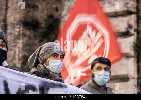 4 dicembre 2021, roma, Italia: In tutta Italia, unioni di base, Studenti, lavoratori, migranti e cittadini dimostrano contro la manovra economica di Draghi. Il governo utilizza fondi europei per le imprese e le grandi fortune. Non è stato fatto nulla per l'assistenza sanitaria e l'edilizia popolare o per migliorare le condizioni dei lavoratori. (Credit Image: © Elisa Bianchini/Pacific Press via ZUMA Press Wire) Foto Stock