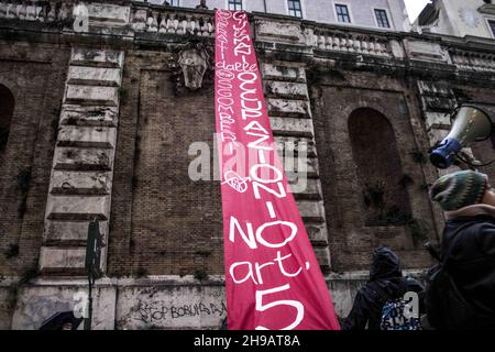 4 dicembre 2021, roma, Italia: In tutta Italia, unioni di base, Studenti, lavoratori, migranti e cittadini dimostrano contro la manovra economica di Draghi. Il governo utilizza fondi europei per le imprese e le grandi fortune. Non è stato fatto nulla per l'assistenza sanitaria e l'edilizia popolare o per migliorare le condizioni dei lavoratori. (Credit Image: © Elisa Bianchini/Pacific Press via ZUMA Press Wire) Foto Stock