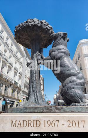 Statua dell'Orso e dell'albero delle fragole (stemma di Madrid) a Puerta del Sol, Madrid, Spagna Foto Stock