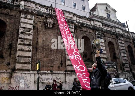 4 dicembre 2021, roma, Italia: In tutta Italia, unioni di base, Studenti, lavoratori, migranti e cittadini dimostrano contro la manovra economica di Draghi. Il governo utilizza fondi europei per le imprese e le grandi fortune. Non è stato fatto nulla per l'assistenza sanitaria e l'edilizia popolare o per migliorare le condizioni dei lavoratori. (Credit Image: © Elisa Bianchini/Pacific Press via ZUMA Press Wire) Foto Stock