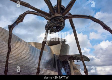 Scultura maman di Louise Bourjig con Museo Guggenheim, Bilbao, Provincia di Biscay, Comunità autonoma della contea basca, Spagna Foto Stock