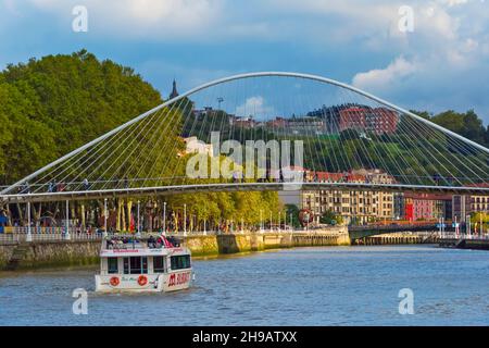 Ponte Zubizuri (Ponte di campo Vlantin o Puente del campo Vlantin, un ponte ad arco legato che attraversa il fiume Nervion progettato dall'architetto Santiago Cala Foto Stock