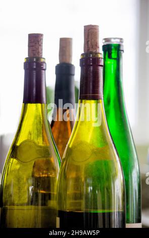 bottiglie di vino a metà pieno, durante una festa Foto Stock