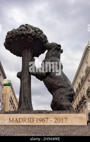 Statua dell'Orso e dell'albero delle fragole (stemma di Madrid) a Puerta del Sol, Madrid, Spagna Foto Stock