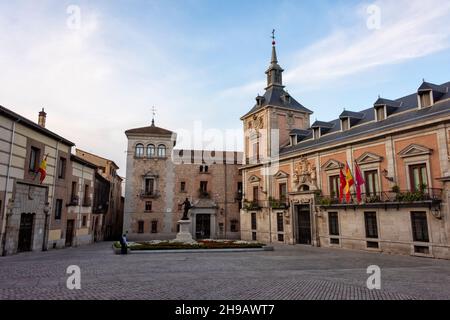 Edificio in una piccola piazza, Madrid, Spagna Foto Stock