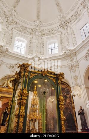 Tesoro nella Cappella di Santa Teresa, Mezquita-Cattedrale (Moschea-Cattedrale o Grande Moschea di Cordoba), Cordoba, Provincia di Cordoba, Spagna Foto Stock