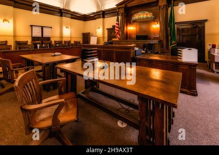 Sala di giustizia con la Giudice's Bench, la Defend's Table e la Giuria Box nel Pacific County Courthouse, South Bend, Washington state, USA Foto Stock