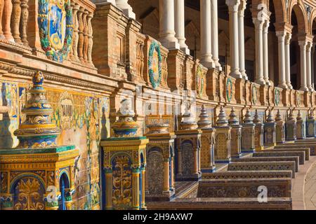 Alcova piastrellata che rappresenta ciascuna una provincia diversa della Spagna lungo le mura di Plaza de Espana, Siviglia, Provincia di Siviglia, Andalusia Autonomous Commu Foto Stock