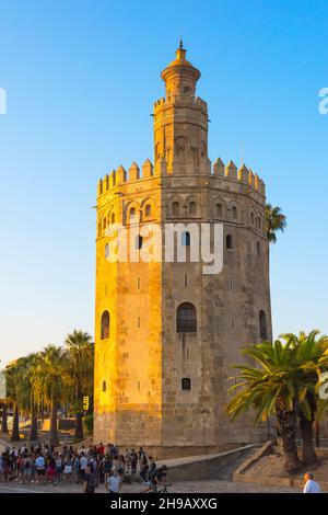 Torre del Oro, una torre militare di guardia, Siviglia, Provincia di Siviglia, Comunità autonoma dell'Andalusia, Spagna Foto Stock