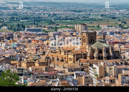 Paesaggio urbano di Granada dominato dalla Cattedrale di Granada, Granada, Provincia di Granada, Andalusia Comunità autonoma, Spagna Foto Stock