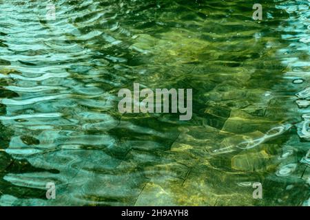 L'abstract increspa la texture sull'acqua di una piscina Foto Stock