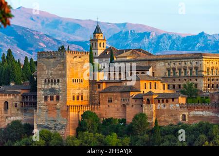 Palazzo dell'Alhambra e complesso fortificato al tramonto, Granada, Provincia di Granada, Comunità autonoma dell'Andalusia, Spagna Foto Stock