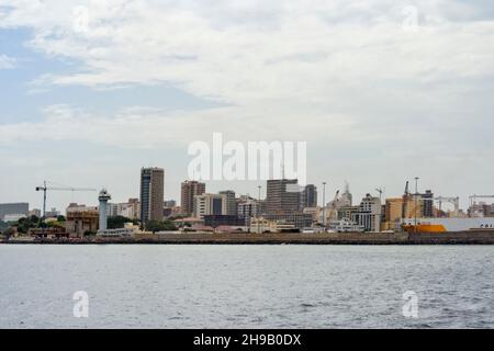 Edifici moderni lungo il lungomare nel porto, Dakar, Senegal Foto Stock