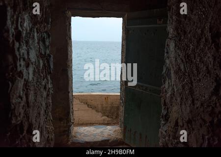 Porta di non ritorno alla Casa degli schiavi, museo e monumento al commercio di schiavi dell'Atlantico sull'isola di Goree, sito patrimonio dell'umanità dell'UNESCO, Dakar, Senegal Foto Stock