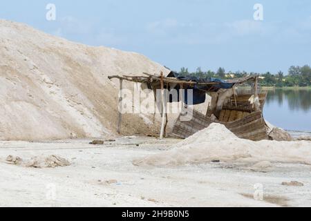 Raccolti salini sul lago Retba (Lago Rosa), patrimonio dell'umanità dell'UNESCO, penisola di Cap Vert, Senegal Foto Stock