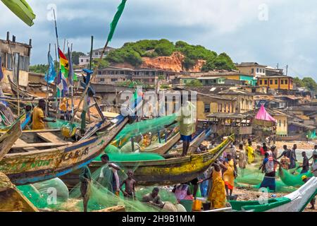 Barche colorate da pesca nel porto, Cape Coast, Central Region, Ghana Foto Stock