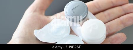 Contenitore con nuove lenti a contatto per gli occhi sul dispositivo di closeup del braccio Foto Stock