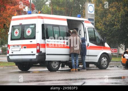 Incidente automobilistico che coinvolge un bambino e una donna - Foto Foto Stock