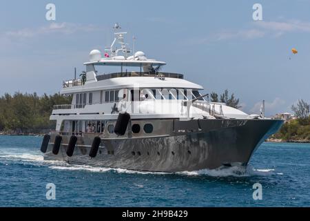 Nassau, Bahamas - 14 maggio 2019: Yacht di lusso Loon vela nel porto di Nassau. Alcuni membri dell'equipaggio su ponti aperti. Acqua turchese in primo piano. SH Foto Stock
