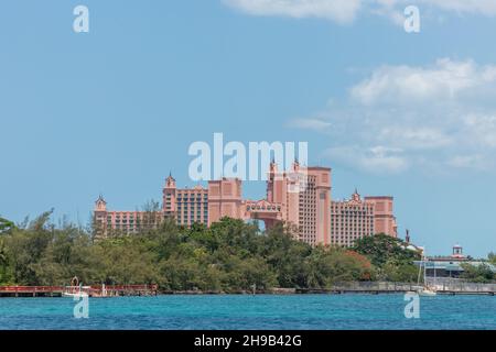 Nassau, Bahamas - 14 maggio 2019: Scatto lontano del ricorso e dell'hotel di Atlantis sull'isola di paradiso di Atlantis. Acque turchesi e alberi in primo piano. BL Foto Stock