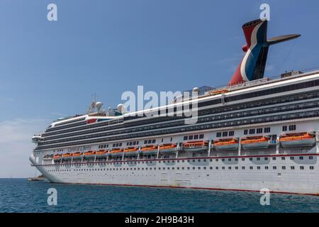 Nassau, Bahamas - 14 maggio 2019: Bellissima nave da crociera Carnival Liberty ormeggiata al molo Prince George. Cielo blu chiaro sullo sfondo. Foto Stock