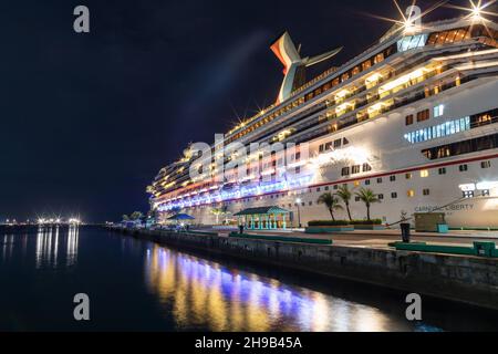 Nassau, Bahamas - 16 giugno 2019: Bella foto ad angolo basso della nave da crociera Carnival Liberty ormeggiata al molo del Principe George di notte. Splendida luce Foto Stock