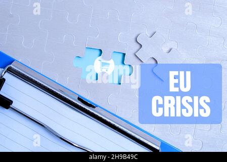 Ispirazione che indica la crisi dell'UE. Approccio imprenditoriale lo stato dell’Eurozona non è in grado di ripagare o rifinanziare il debito pubblico costruire un bianco incompiuto Foto Stock