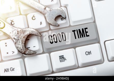Ispirazione che mostra segno buon tempo. Concetto che significa il momento giusto per fare qualcosa o per qualcosa che succeda Abstract Programmer digitando Antivirus Foto Stock